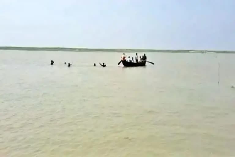Boat capsizes in Gopalganj