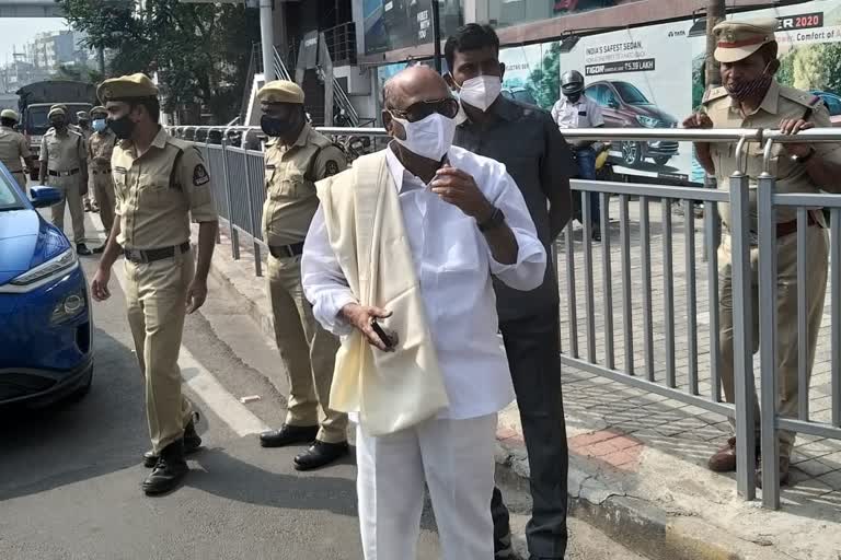 Ex Minister Jesse Divakarreddy arrives at Pragathi Bhavan Police who will not allow without prior permission