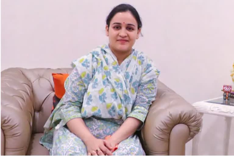 Mulayam Singh Yadav's daughter-in-law Aparna Yadav joins BJP  rift in mulayam sing yadav family  up politics  up election  മുലായം സിങ് യാദവിന്‍റെ കുടുംബത്തിലെ ഭിന്നത  സമാജ് വാദി പാര്‍ട്ടിയിലെ ആഭ്യന്തര പ്രശ്ന്നങ്ങള്‍  അപര്‍ണയാദവിന്‍റെ ബിജെപി പ്രവേശം  ഉത്തര്‍പ്രദേശ് തെരഞ്ഞെടുപ്പ്