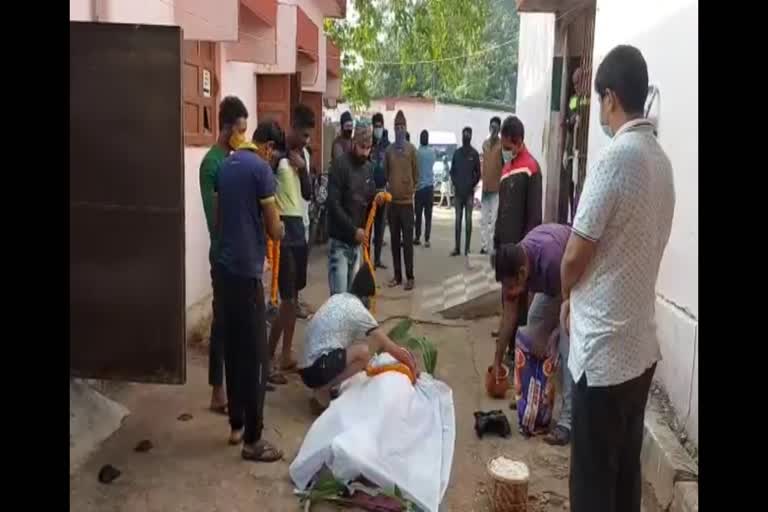 old woman dead body cremation by journalist