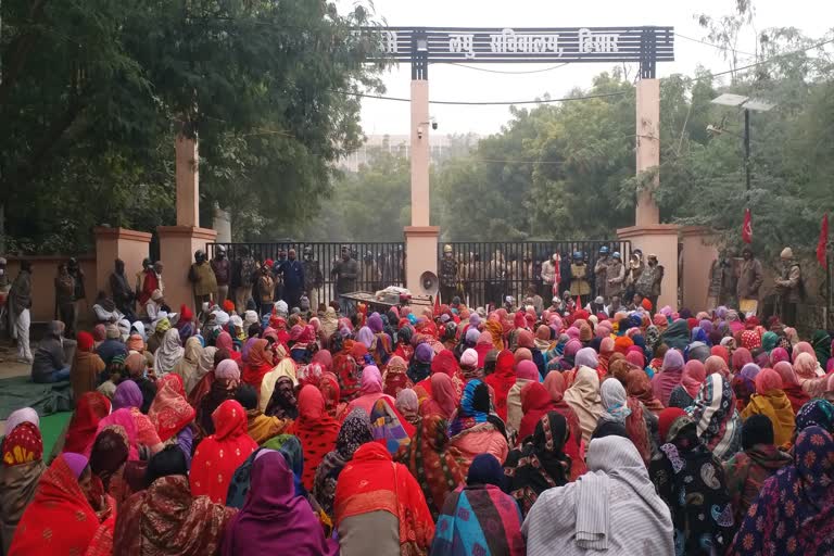 farmers protest at Hisar mini secretariat