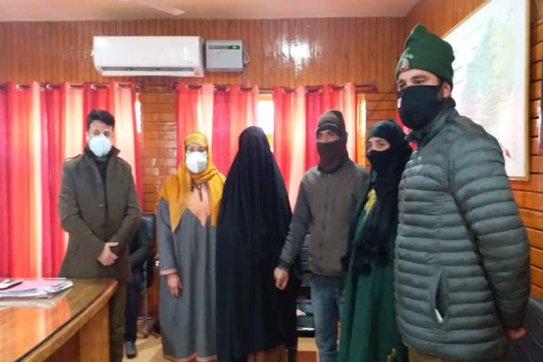 pulwama-police-freed-the-minor-girl-from-her-fathers-clutches