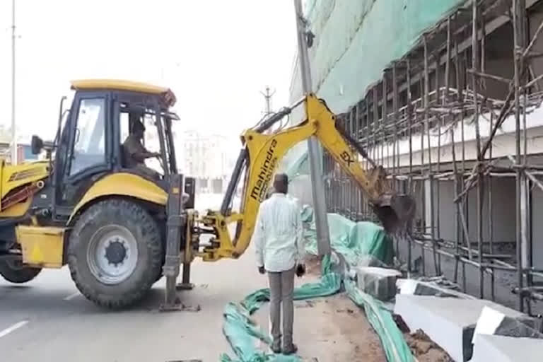 Demolitions in GHMC: అక్రమ నిర్మాణాలను నేలమట్టం చేసిన అధికారులు