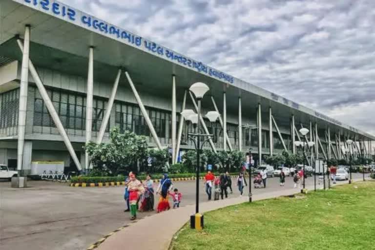 Ahmedabad Airport : અમદાવાદ એરપોર્ટ પર અમેરિકા જતા પ્રવાસીઓ અટવાયા, એરપોર્ટ પર અફરાતફરીનો માહોલ