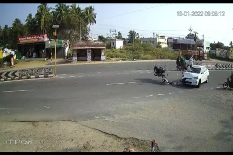 பொள்ளாச்சி அருகே இருசக்கர வாகனம் மீது கார் மோதும் வைரல் காணொலி