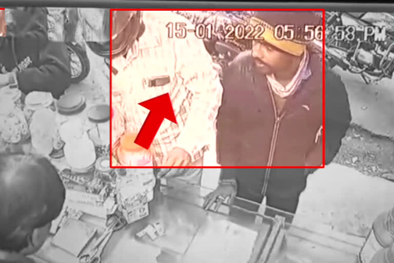 CCTV captures a thief cleverly pick-pocketing mobile in Ujjain