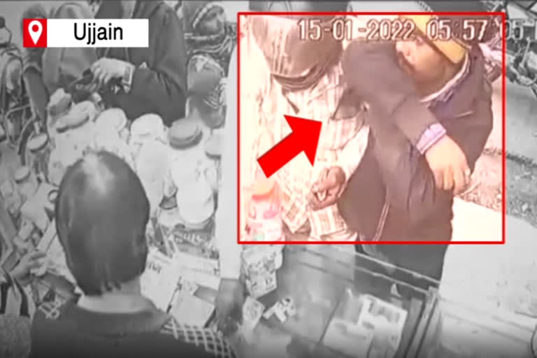 Watch: அசந்த நேரத்தில் செல்போனை லாவகமாக அபேஸ் செய்த திருடன் - சிசிடிவியில் அம்பலம்