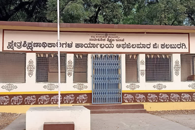 Kalaburagi Nilur school Temporary close, Kalaburagi corona update, Kalaburagi corona news, ಕಲಬುರಗಿಯ ನೀಲೂರು ಶಾಲೆ ತಾತ್ಕಾಲಿಕ ಬಂದ್, ಕಲಬುರಗಿ ಕೊರೊನಾ ಅಪ್​ಡೇಟ್​, ಕಲಬುರಗಿ ಕೊರೊನಾ ಸುದ್ದಿ,