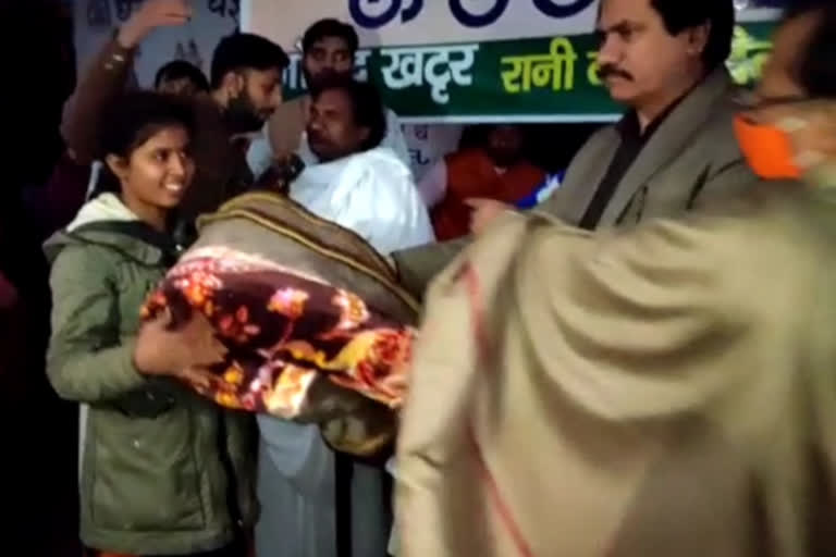 Arya Samaj people distributed blankets in Pakistani refugee camp in delhi