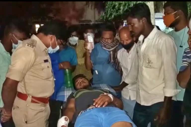 Villagers beat to Young man in Mysore, Mysore love story, Mysore crime news, Two child-mother love story, Mysore news, ಮೈಸೂರಿನಲ್ಲಿ ಗ್ರಾಮಸ್ಥರಿಂದ ಯುವಕನಿಗೆ ಥಳಿತ, ಮೈಸೂರು ಪ್ರೇಮ ಕಥೆ, ಮೈಸೂರು ಅಪರಾಧ ಸುದ್ದಿ, ಎರಡು ಮಕ್ಕಳ ತಾಯಿಯ ಪ್ರೇಮ ಕಥೆ, ಮೈಸೂರು ಸುದ್ದಿ,