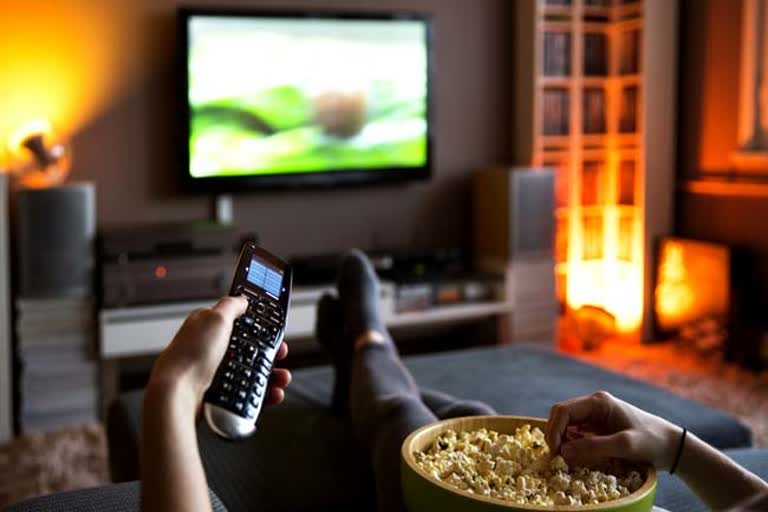 Study finds watching TV linked to potentially fatal blood clots  ദീർഘനേരം ടിവി കാണുന്നത് രക്തം കട്ടപിടിക്കുന്നതിന് കാരണമാകുമെന്ന് പഠനം  വെനസ് ത്രോംബോംബോളിസം  venous thromboembolism VTE  പൾമണറി എംബോളിസം  ഡീപ് വെയ്‌ൻ ത്രോംബോസിസ്  pulmonary embolism  deep vein thrombosis  രക്തം കട്ടപിടിക്കുന്ന അവസ്ഥ  blood clotting