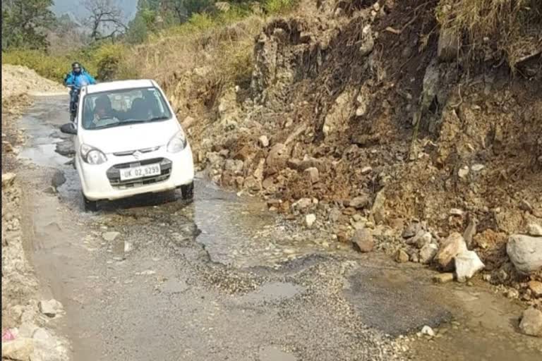 Difficult to walk on the road due to flowing water