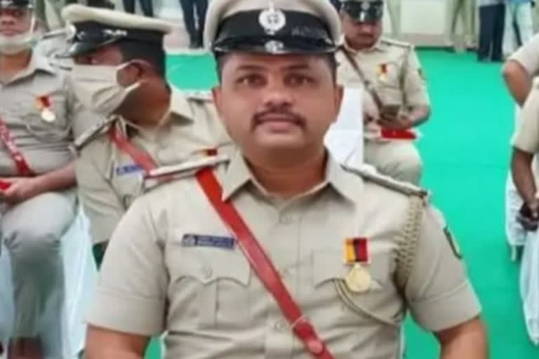 sexual assault case against Bengaluru police inspector  Woman files sexual assault charge against police inspector  bribery case against police karnataka  പൊലീസ് ഇൻസ്‌പെക്‌ടർക്കെതിരെ ലൈംഗികാതിക്രമ പരാതി  ബെംഗളുരു പൊലീസ്