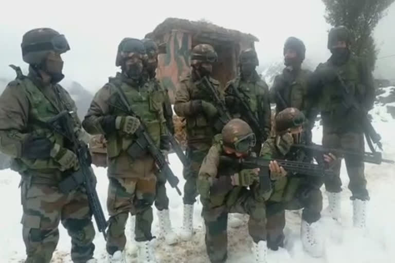 indian-army-patrols-in-heavy-snow-in-j-and-ks-poonch