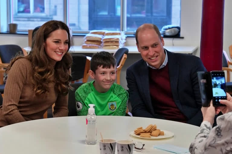 Duke and Duchess of Cambridge visit  Duke and Duchess of Cambridge visited a Burnley charity  vulnerable people  britain royal family visit to Burnley charity  ಪ್ರಿನ್ಸ್​ ವಿಲಿಯಂ ದಂಪತಿ ಕೇಂಬ್ರಿಡ್ಜ್‌ನ ಡ್ಯೂಕ್ ಮತ್ತು ಡಚೆಸ್​ಗೆ ಭೇಟಿ  ಪ್ರಿನ್ಸ್​ ವಿಲಿಯಂ ದಂಪತಿ ಕೇಂಬ್ರಿಡ್ಜ್‌ನ ಡ್ಯೂಕ್ ಮತ್ತು ಡಚೆನ್​ ಬರ್ನ್ಲಿ ಚಾರಟಿಗೆ ಭೇಟಿ  ಬರ್ನ್ಲಿ ಚಾರಟಿಯಲ್ಲಿ ನಿರಾಶ್ರಿತರಿಗೆ ಸಹಾಯ  ಬರ್ನ್ಲಿ ಚಾರಟಿಗೆ ಬ್ರಿಟನ್​ ರಾಯಲ್​ ಫ್ಯಾಮಿಲಿ ಭೇಟಿ