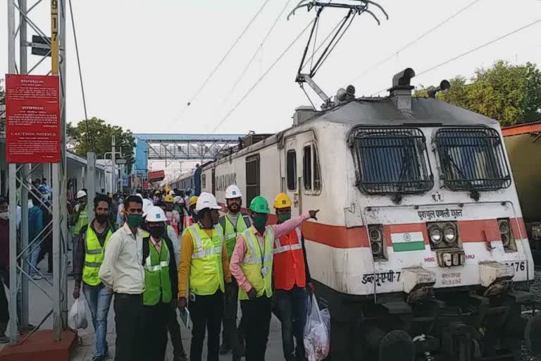 First Electric Trail Train in Patan: પાટણ મહેસાણા વચ્ચે ઈલેક્ટ્રિક એન્જિનની ટ્રેનનું પ્રથમ ટ્રાયલ, DRM સહિતના અધિકારીઓએ કર્યું નિરીક્ષણ