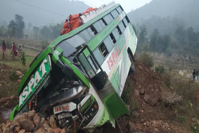 Road Mishap: ରାଶିବାଡ ଘାଟିରେ ଓଲଟିଲା ଇସ୍ପାତ ବସ୍‌, ୮ରୁ ଅଧିକ ଆହତ