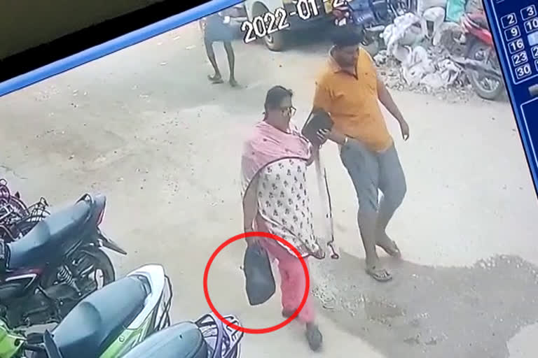 woman beheaded her husband  woman killd husband Renigunta Chittoor d  ചിറ്റൂര്‍ ജില്ലയിലെ രനിഗുണ്ടയില്‍ കൊലപാതകം  ഭര്‍ത്താവിന്‍റെ തലയുറുത്ത് ഭാര്യ