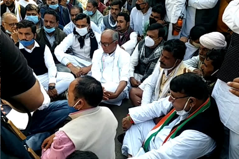 Digvijay protest in front of CM Shivraj
