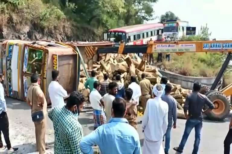 timber-lorry-overturned-in-chamarajanagara