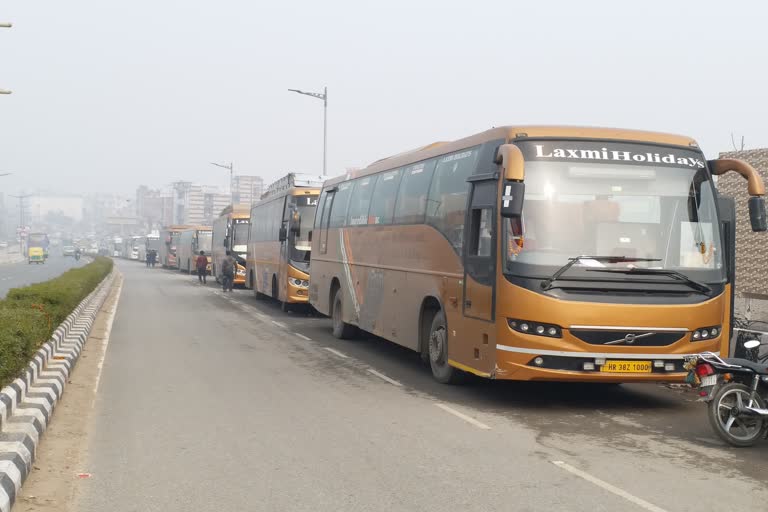 Illegal parking of buses on Wazirabad-Jagatpur flyover