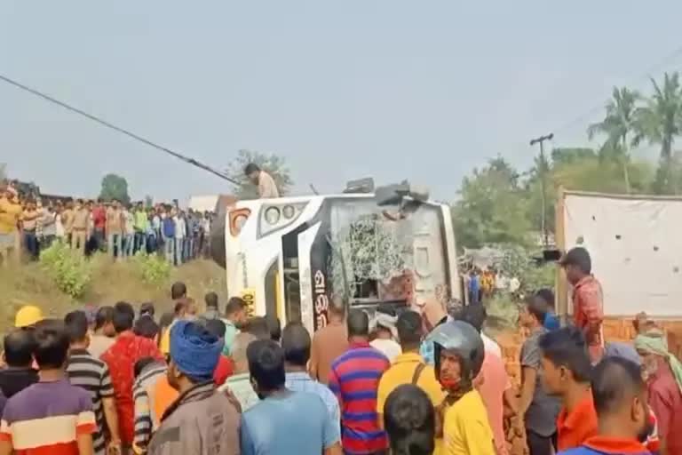 Bus hit by truck in Odisha