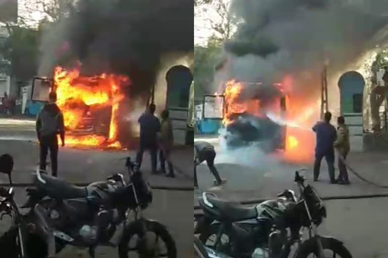 Fire broke out in city bus in Gujrat  Rajkoth Municipal Corporation run bus struck fire in Rajkot  City bus caught fire in Rajkot Gujarat  ഗുജറാത്തിൽ യാത്രക്കാരുമായി പോവുകയായിരുന്ന ബസിൽ തീപിടിത്തം  ഗുജറാത്ത് രാജ്‌കോട്ട് സിറ്റി ബസ് തീപിടിത്തം