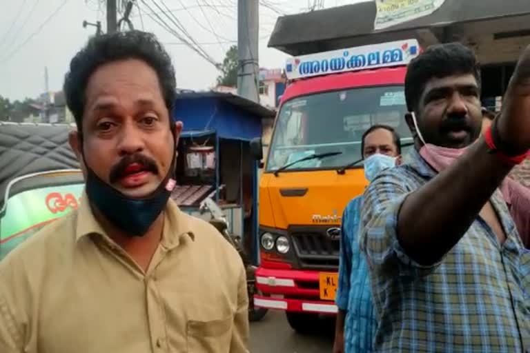 Kerala Crime News  Private bus worker attacked auto driver  kollam auto driver attacked  Private Bus Attacked kollam  kollam crime news  കൊല്ലം സ്വകാര്യ ബസ്‌ ജീവനക്കാര്‍ ഓട്ടോ ഡ്രൈവറെ മര്‍ദിച്ചു  കൊല്ലത്ത് ഓട്ടോ ഡ്രൈവര്‍ക്ക് മര്‍ദനം  ബസ്‌ സ്റ്റാഡില്‍ നിന്നും ആളെ കയറ്റിയത് മര്‍ദനം  Kerala Latest News