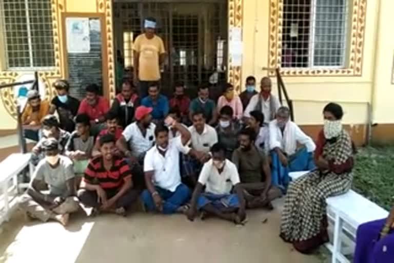 ramanagara bevooru villagers protest demanding to provide doctors to PHC