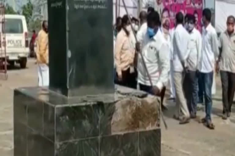 MLA orders demolition of sammakka sarakka Stupam