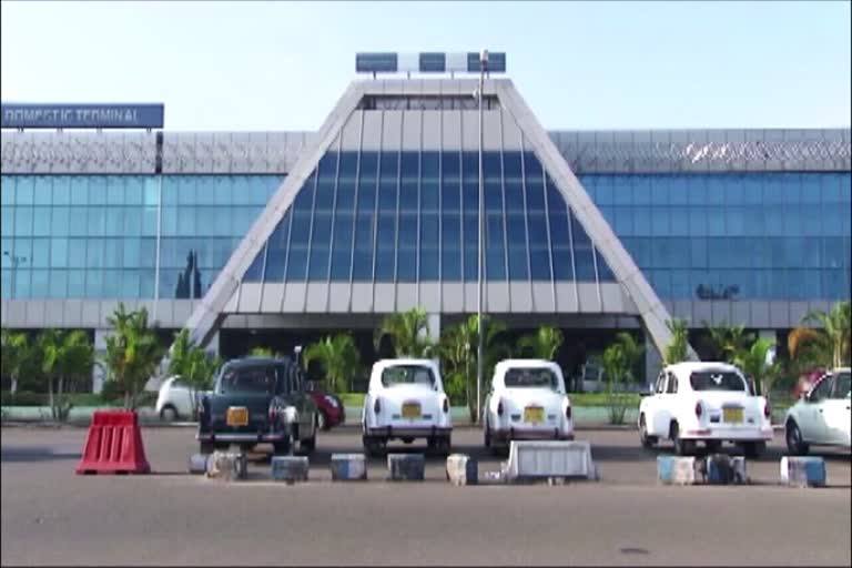 gold smuggling at Karipur airport  One kg of gold was seized at Karipur airport  കരിപ്പൂർ വിമാനത്താവളത്തിൽ വൻ സ്വർണവേട്ട  കരിപ്പൂർ ഒരു കിലോ സ്വർണ മിശ്രിതവുമായി മൂന്ന് പേർ പിടിയിൽ  കരിപ്പൂർ വിമാനത്താവളം സ്വർണക്കടത്ത്  കരിപ്പൂർ സ്വർണ മിശ്രിതം കടത്തിയ ഒരാൾ പിടിയിൽ