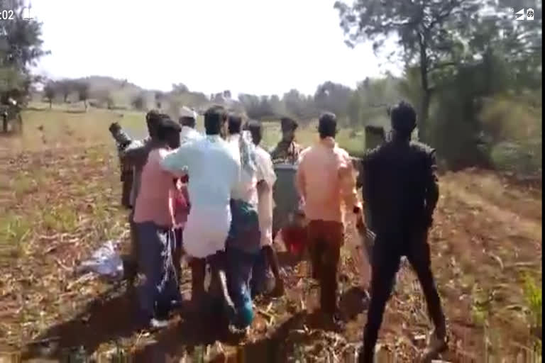 Fight between two families over land dispute in Karnataka  two families fight  കുടുംബങ്ങൾ തമ്മിൽ ഭൂമി തർക്കം  ഭൂമി തർക്കം സംഘർഷത്തിൽ കലാശിച്ചു