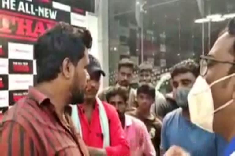 Showroom staff insulted a man at Tumkur