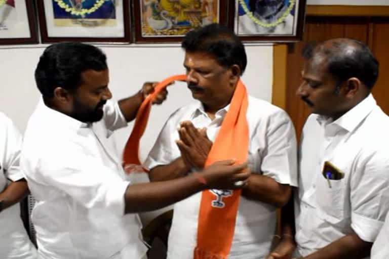 S Kathiresan joins bjp  Idukki todays news  devikulam todays news  എസ് രാജേന്ദ്രന്‍റെ സഹോദരന്‍ ബി.ജെ.പില്‍ ചേര്‍ന്നു  ദേവികുളം മുൻ എം.എല്‍.എ എസ് രാജേന്ദ്രന്‍റെ സഹോദരന്‍  devikulam former mla s rajendran's brother joins bjp