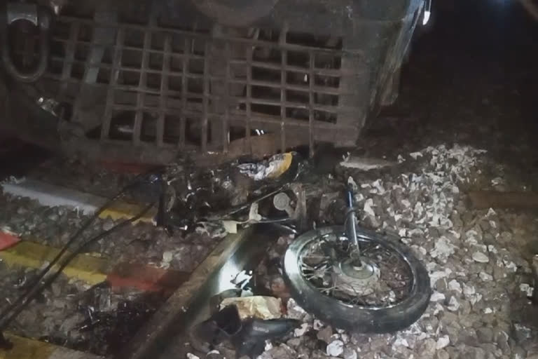 ரயிலில் சிக்கி இழுத்துச் செல்லப்பட்ட இருசக்கர வாகனம் - நல்வாய்ப்பாக உயிர்ச்சேதம் இல்லை