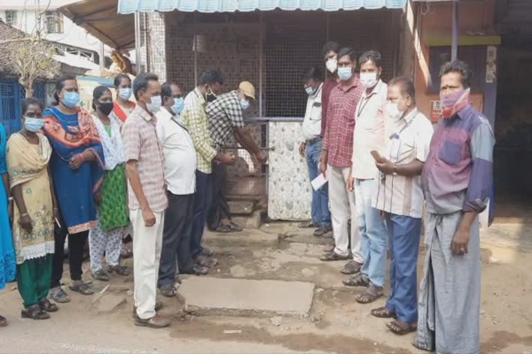 municipal officials sealed mutton shop at mayiladuthurai