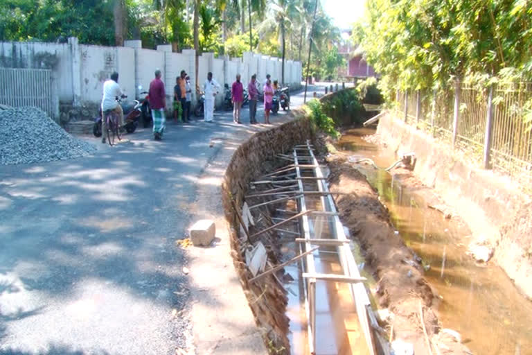 peoples block construction of road in Kothamangalam  കോതമംഗലത്ത് റോഡിന്‍റെ നിർമ്മാണം നാട്ടുകാർ തടഞ്ഞു  കോതമംഗലത്ത് റോഡിന്‍റെ വളവ് നിവർത്താൻ തോട് കയ്യേറ്റം  Kothamangalam road construction  നഗരസഭയുടെ തോട് കൈയേറ്റം നാട്ടുകാർ തടഞ്ഞു