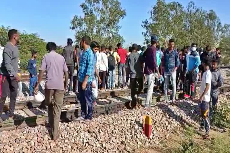 Youth died by collide with train at DavanagereYouth died by collide with train at Davanagere