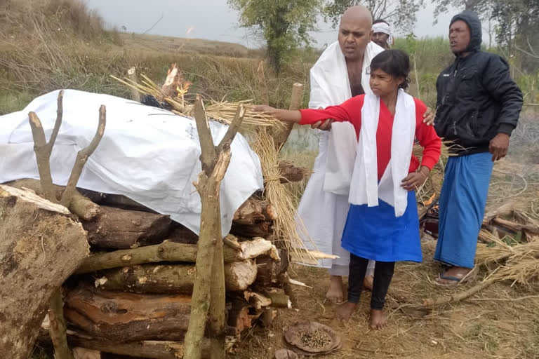 Daughter performs funeral of father