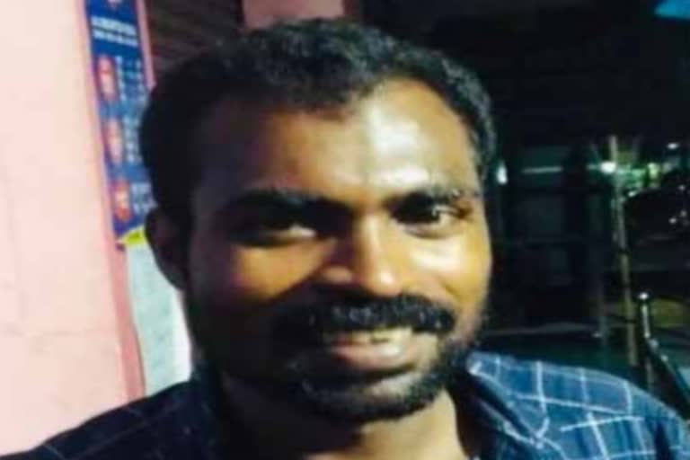 young man drowns in kakkattar  Pathanamthitta todays news  കക്കാട്ടാറിൽ കുളിക്കാനിറങ്ങിയ യുവാവ് മുങ്ങിമരിച്ചു  വലിയപുരയ്ക്കൽ പൊന്നച്ചന്‍റെ മകൻ രതീഷ് ആണ് മരിച്ചത്  പത്തനംതിട്ട ഇന്നത്തെ വാര്‍ത്ത  Pathanamthitta todays news