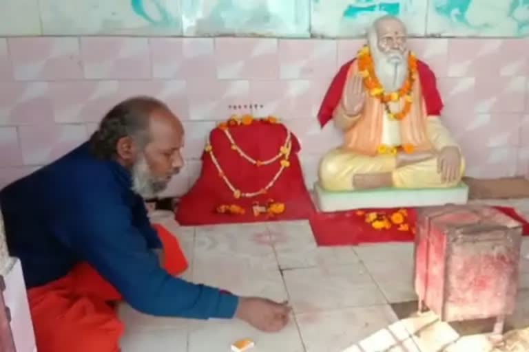 बाबा को बीड़ी चढ़ाकर ही मिलती है मंदिर में एंट्