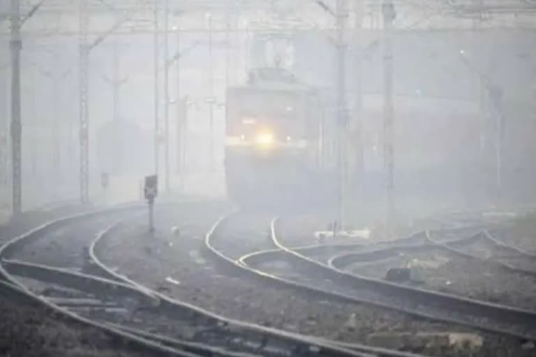 many train delay due to dense fog in delhi