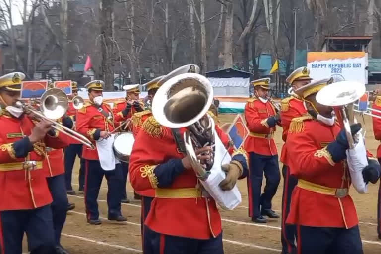 جس میں کشمیر کے صوبائی کمشنر پنڈورنگ پولے نے فورسیز سے سلامی لی۔