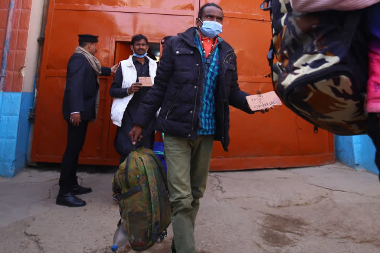 pakistan released indian fishermen  pakistan Wagah border  ഇന്ത്യൻ മത്സ്യത്തൊഴിലാളികളെ മോചിപ്പിച്ചു  പാകിസ്ഥാൻ മത്സ്യത്തൊഴിലാളികളെ മോചിപ്പിച്ചു  വാഗാ അതിർത്തി