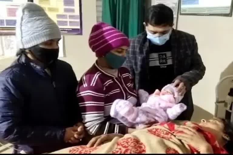 woman gave birth girl child in UP