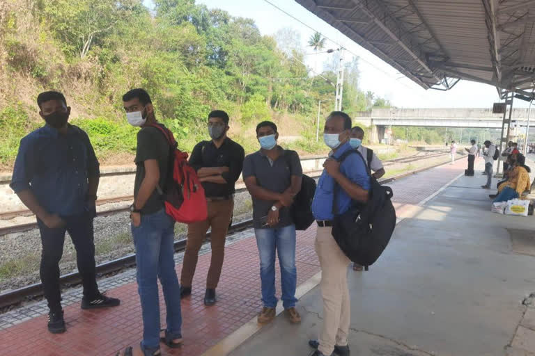 palaruvi express train didn't stop at Ettumanur  travelers complaints railway for Ettumanur stop for palaruvi express not having  ഏറ്റുമാനൂരില്‍ നിര്‍ത്താതെ പാലരുവി എക്സ്പ്രസ്  ഏറ്റുമാനൂരിലെ ട്രേയിന്‍ യാത്രക്കാര്‍ക്ക് ക്ലേശം