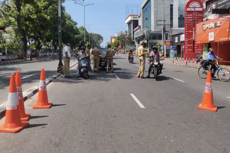 തിരുവനന്തപുരം കൊവിഡ് വ്യാപനം തിരുവനന്തപുരം സി കാറ്റ​ഗറി തലസ്ഥാനം കൂടുതൽ നിയന്ത്രണം മുഖ്യമന്ത്രി കൊവിഡ് അവലോകന യോ​ഗം thiruvananthapuram covid c category thiruvananthapuram covid restrictions kerala covid review meeting covid cases in kerala