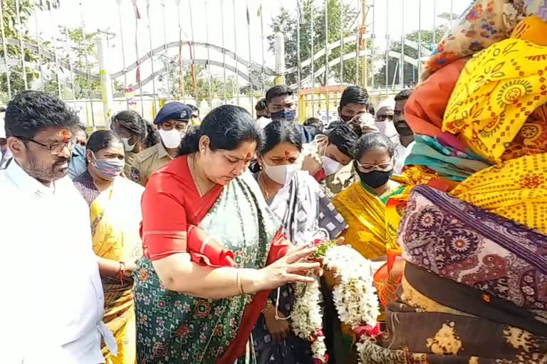 Satyavati Rathod in Medaram, medaram jatara 2022