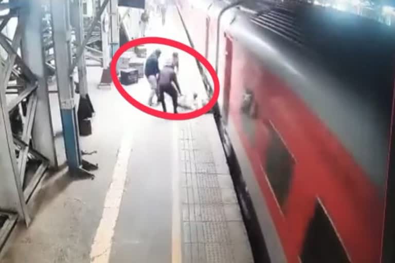 Passenger fell while boarding the train at Vasai Road railway station