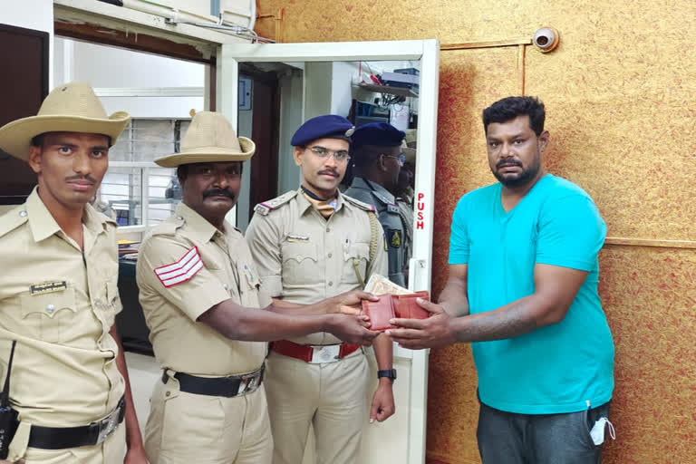 constable returned money to owner, constable returned money to owner in Bangalore, Bangalore news, ಮಾಲೀಕರಿಗೆ ಹಣ ಹಿಂದುರುಗಿಸಿದ ಕಾನ್ಸ್​ಟೇಬಲ್​, ಬೆಂಗಳೂರಿನಲ್ಲಿ ಮಾಲೀಕರಿಗೆ ಹಣ ಹಿಂದುರುಗಿಸಿದ ಕಾನ್ಸ್​ಟೇಬಲ್​, ಬೆಂಗಳೂರು ಸುದ್ದಿ,